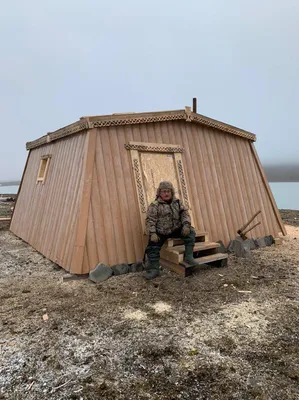 Семья из Покровска 9 лет отсыпала овраг и построила якутский балаган на  берегу Лены