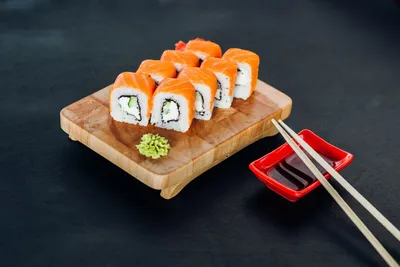 японские суши стоковое изображение. изображение насчитывающей туна - 4670591