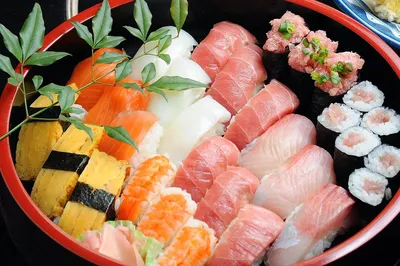японские суши с соевым соусом и палочками для еды на белом фоне Фото И  картинка для бесплатной загрузки - Pngtree