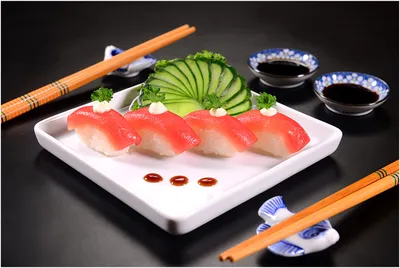 Вкусные свежие японские суши . стоковое фото ©mcherevan 82682728