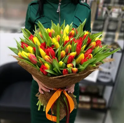 301 яркий микс тюльпанов в корзине за 56 690 руб. | Бесплатная доставка  цветов по Москве
