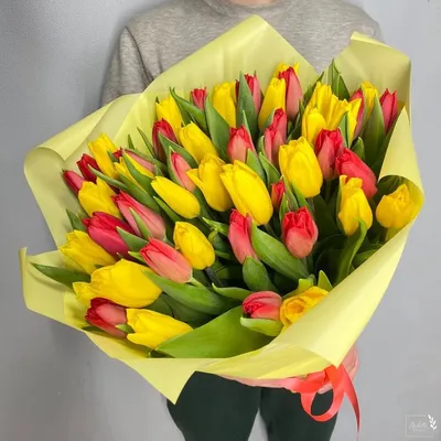 яркие тюльпаны в вазе на темном фоне, букет тюльпанов, Hd фотография фото,  цветок фон картинки и Фото для бесплатной загрузки