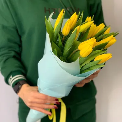 Букет 15 ярких тюльпанов в стильной пленке - купить с доставкой в Омске -  Лаванда