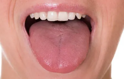 Довольно сексуальная девушка показывает язык Стоковое Фото - изображение  насчитывающей рот, выставки: 82999584