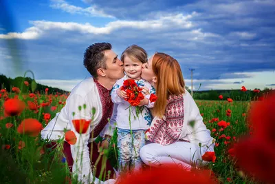 Фотосессия детей с мамой папой с маками в украинском стиле - Фотограф і  відеооператор Київ і область