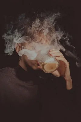 Женщина с яркой бомбы дыма, идеи о партии Стоковое Фото - изображение  насчитывающей открытие, сторона: 200599854