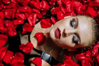girl, фотосессия с лепестками роз, девушка в лепестках роз фото, лепестки  роз, алые лепестки, rose petals, Свадебное агентство Москва