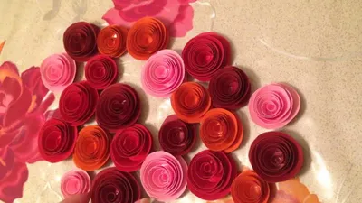 Букет от красных роз и его разбросанных лепестков на кровати Стоковое  Изображение - изображение насчитывающей флирта, день: 83295443