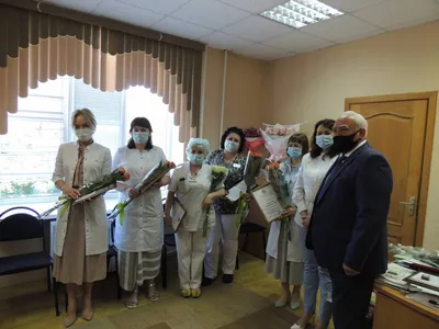 Единороссы вручили почетные грамоты и сладкие подарки медикам, работающим в  «красной зоне»