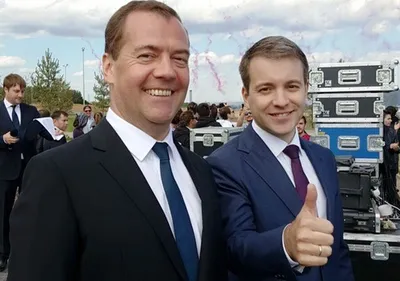 Илья Медведев на фоне прекрасной природы