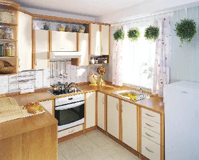 Белая угловая кухня 8 кв м с мойкой у окна (8 фото)