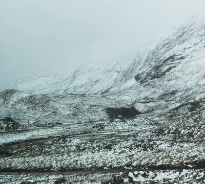 Зимний пейзаж в Ирландии (наивная живопись) - онлайн-пазл