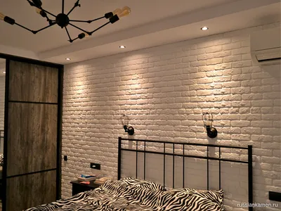 Декоративный кирпич Выветренный белый фото и видео в интерьере спальни