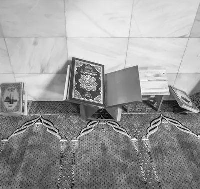 открытый Коран на деревянном столе, 3d рендеринг исламского корана и  арабской каллиграфии, изолированные с правильным положением на темном фоне,  Hd фотография фото фон картинки и Фото для бесплатной загрузки