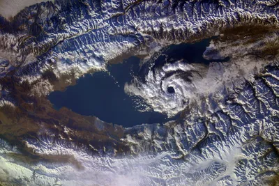 Одним кадром: Российский космонавт опубликовал фото озера Иссык-Куль из  космоса