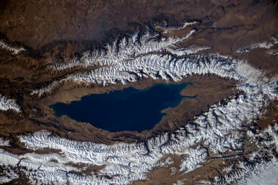 Фото дня: Иссык-Куль - глаз Азии. Вид на озеро из космоса