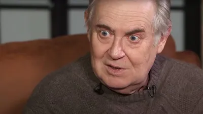Улыбающийся Юрий Стоянов на фото