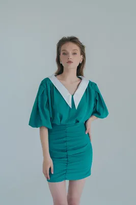 Модные вечерние платья лета 2019 из изумрудного атласа | Vogue Russia