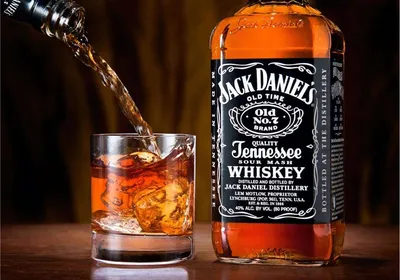 россия июнь 12 2021 стеклянная бутылка виски Jack Daniels Tennessee на  закате дерево тонировка фон Редакционное Стоковое Фото - изображение  насчитывающей тонизировать, богато: 222079898