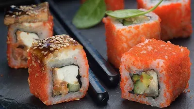 Ролл Калифорния с угрем в кунжуте – Nerosushi