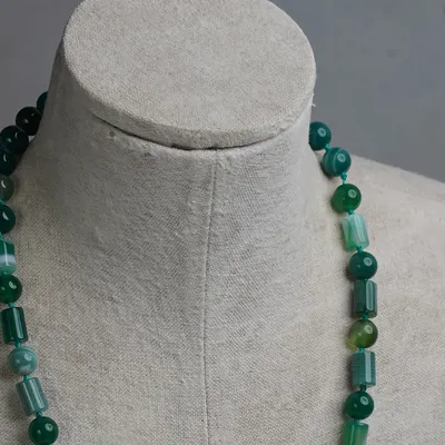 Бусы из зеленого агата – купить недорого изделие из натуральных камней в  интернет-магазине Космея
