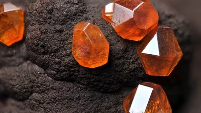 Полудрагоценные камни: виды, названия, цвета | Онлайн-журнал ювелирного  интернет-магазина Линии Любви