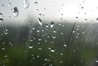 Фото Капли дождя на стекле - Отражение мира в каждом капле
