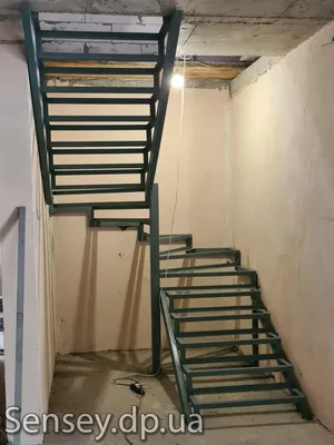 Каркас лестницы с поворотом на 90 из металла - Лестницы на второй этаж  Смоленск
