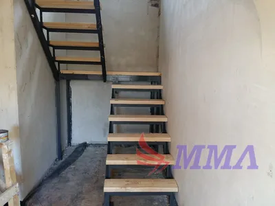 Металлический каркас лестницы (монокосоур) Base Perfect 180 с площадкой
