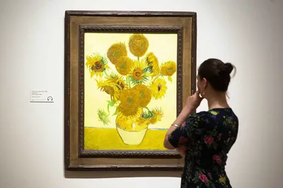 Два варианта «Подсолнухов» Ван Гога встретились на выставке в Национальной  Галерее в Лондоне