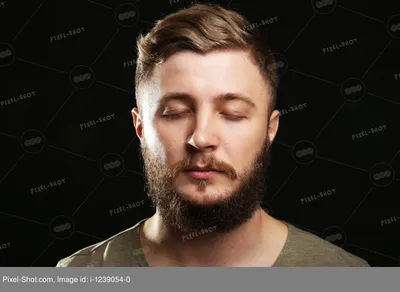 красивый мужчина с бородой после бритья на сером фоне крупным планом  Стоковое Изображение - изображение насчитывающей привлекательностей,  человек: 222860159