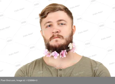Красивый мужчина с окрашенной бородой на цветном фоне, близком расстоянии  :: Стоковая фотография :: Pixel-Shot Studio