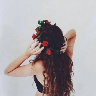 Девушка с цветами в волосах (64 фото)