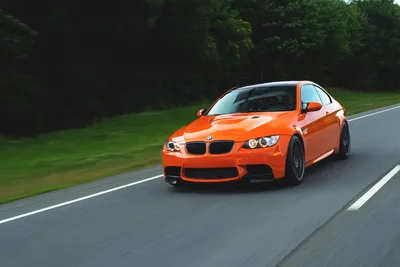 Bmw едут по осеннней трассе на скорости - обои на телефон