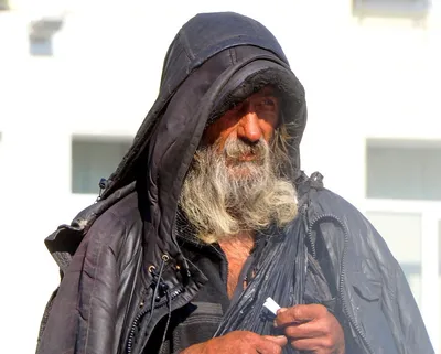 Потерянный человек отверженца бомжа с морщины на с едой Стоковое Фото -  изображение насчитывающей пожило, агенства: 207254242