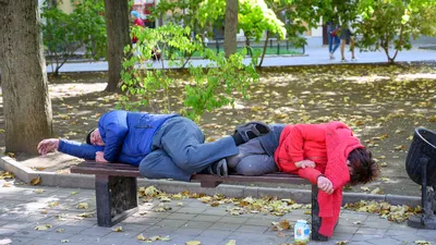 Портрет Печальной Небритого Бомжа С Длинной Бородой И Усами Hendlebar В  Вязаной Желтой Шляпе И Сером Шарфе Смотрит Вперед, Стоя На Черном Фоне,  Горизонтальный Изображение Фотография, картинки, изображения и  сток-фотография без роялти.