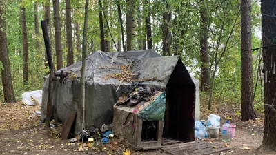 Живет на улице и находит старую одежду в мусорках: как стиль бомжа