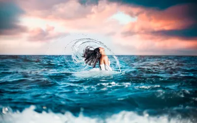 Картинки брюнеток Море девушка Небо Волны Брызги воде 3840x2400