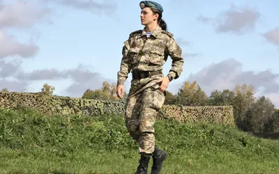 Российская девушка в военной форме стала звездой Интернета  _russian.china.org.cn