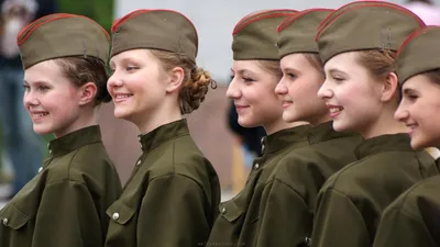 В Новосибирске на параде только что прошли телочки в военной форме | Пикабу
