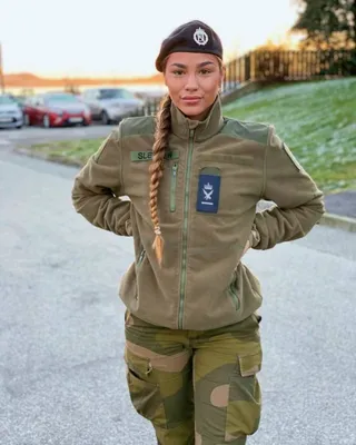 Красивые девушки в военной форме (104 ФОТО)