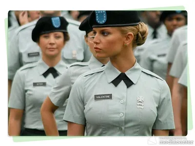 Девушка на параде в военной форме и с медалями. Кто она?