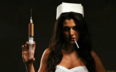 Девушка медсестра в маске со шприцем в руках на белом фоне - обои для  рабочего стола, картинки, фото