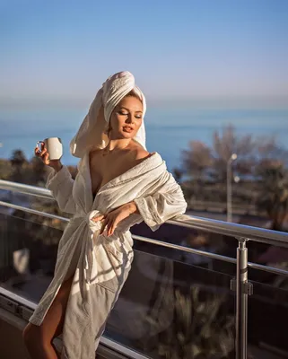 Девушка на балконе. Фотосессия с халатом. Fashion | Курортный стиль,  Фотосессия, Пляжные фотографии позы