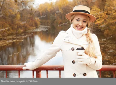 Красивая девушка с кофе в осеннем парке :: Стоковая фотография ::  Pixel-Shot Studio