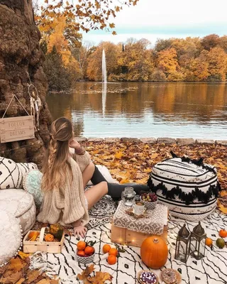 Осень концепция - красивая женщина пьет кофе в осеннем парке под осенней  листвой | Премиум Фото