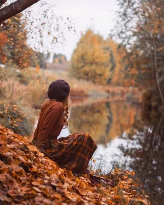 женщина со спины осенью в лесу. насладитесь желтыми и оранжевыми листьями.  кавказские взрослые девушки счастливы в парке. Стоковое Фото - изображение  насчитывающей мило, вакханические: 221839840