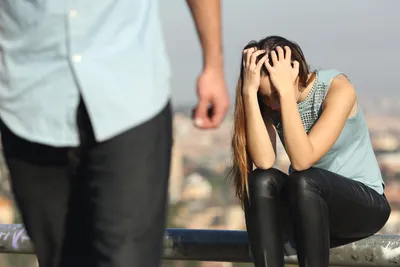 Парень и девушка на улице после ссоры, подавленная женщина плачет на фоне  Стоковое Фото - изображение насчитывающей разочаровано, подруга: 166956086