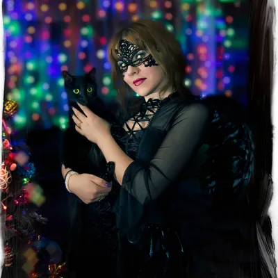 Фото Девушка в шляпе ведьмы с черной кошкой в одной руке и пузырьком в  другой, by Emeraldus