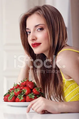 Красивая девушка с клубникой - 27 фото